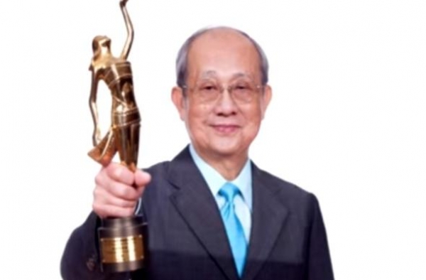 86岁港片配音大师与TVB化妆大师遗孀忘年恋：和她一起很开心