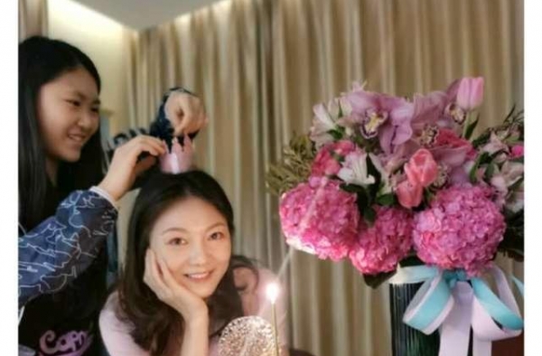 张艺谋娇妻陈婷庆39岁生日，生三娃状态依旧少女，戴婚戒秀恩爱