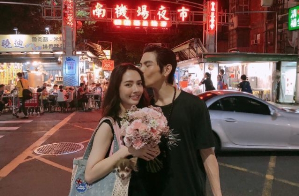 郭碧婷临盆在即，挺孕肚与向佐现身街头，两人穿情侣装大秀恩爱
