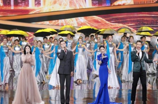 国庆晚会女星彩排斗艳，张韶涵一身中国蓝显大气、蒋欣短发显干练