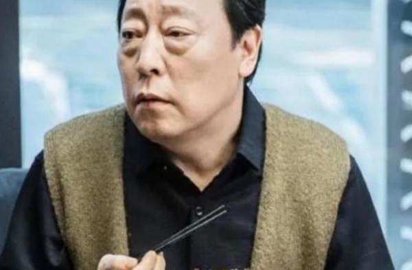 倪大红上台颁奖精神恍惚，被质疑患老年痴呆，不在状态让人担忧