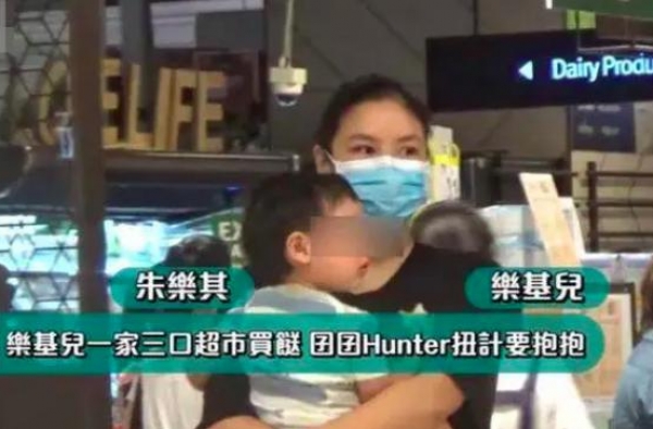 黎明前妻乐基儿逛街，抱着娃还得推婴儿车真累！富豪老公也没帮忙