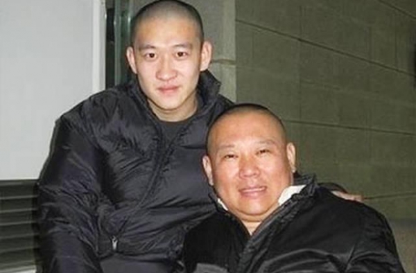 曹云金晒照强忍困意不收工，为赚钱太拼，网友：羡慕岳云鹏吗？
