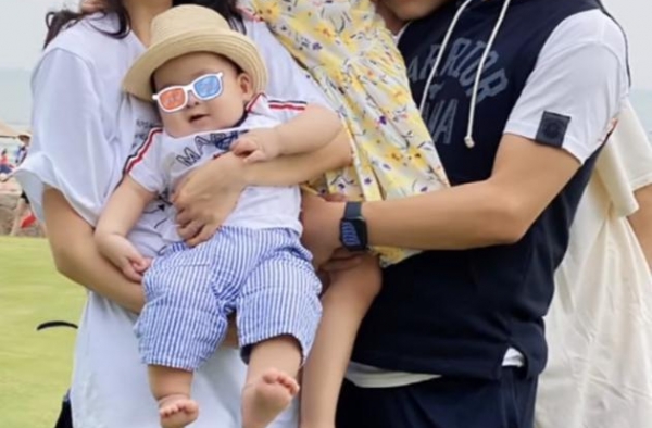 章子怡首晒儿子正面照，一家五口温馨出镜