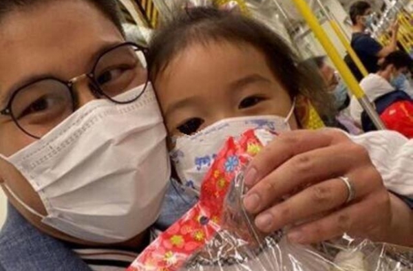 霍启刚带女儿乘地铁，晒父女同框照表白小情人，网友：这才是富养