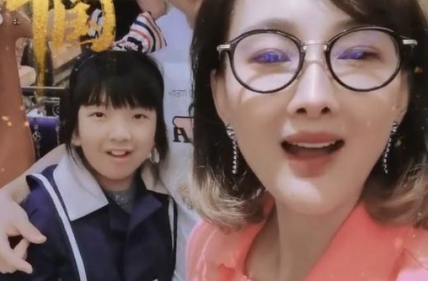 47岁牛莉女儿长相曝光，穿着朴素十分低调，五官是爸爸翻版？