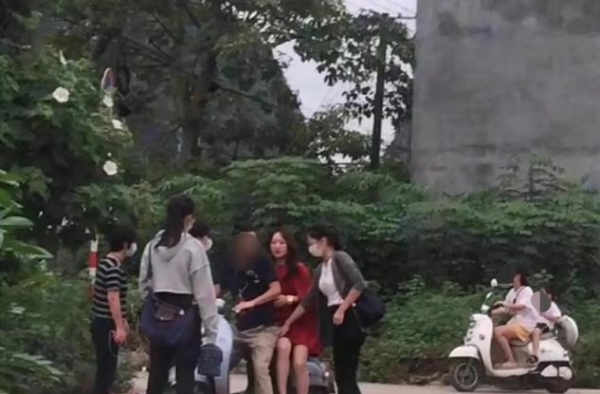 太敬业！49岁杨钰莹国庆商演怕迟到，红裙靓丽却搭电动车赶路