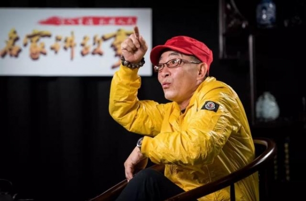 六小龄童曾讽刺周星驰：孙悟空不会横担着金箍棒，原著出来打脸了