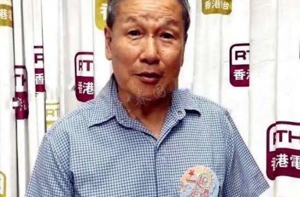 “完颜洪烈”近照，精神矍铄身体硬朗，效力无线半生被迫离巢