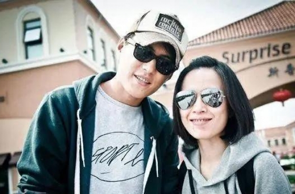靳东绅士手绝了！穿西装捧场朱珠画廊，和美女合照老干部站姿帅炸