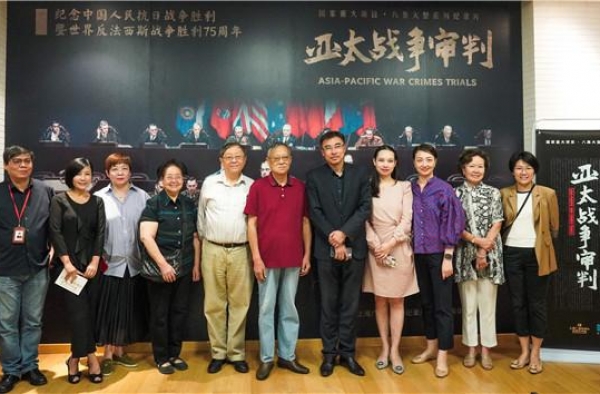 一份旧名单一张旧照片，英雄的后代在四行仓库“认亲”