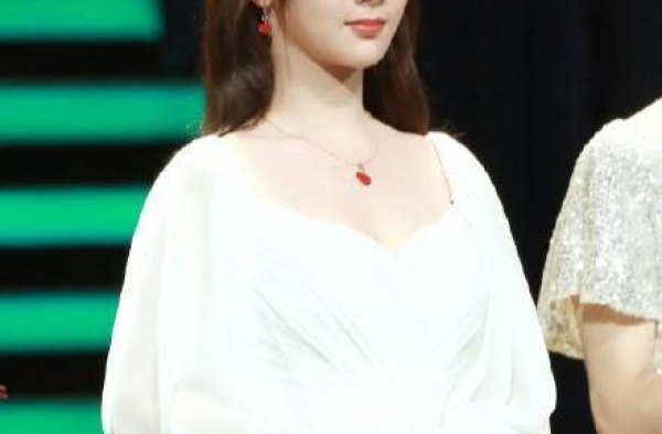 杨紫造型师终于给力！一袭白裙亮相“百花大赏”，美得落落大方