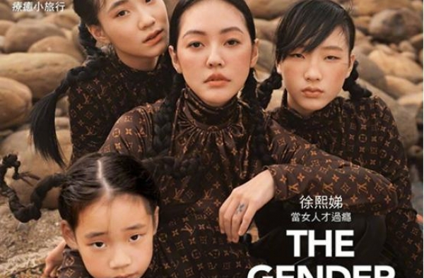 小s和三个女儿合体登上杂志，表情自如，十足明星相