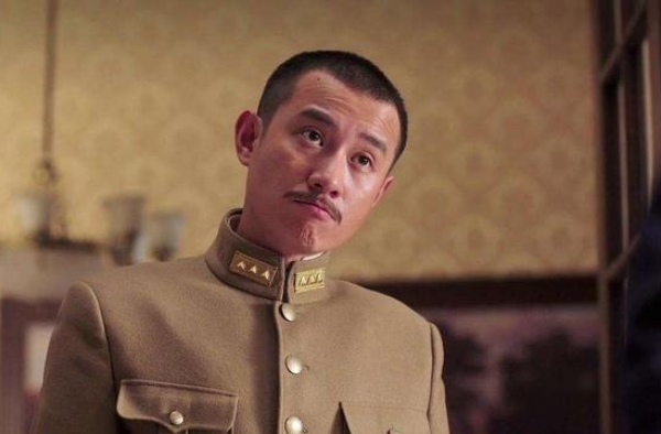 被传新恋情后，文章独自现身机场，身材健硕肌肉线条明显抢镜
