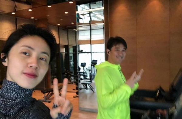 孙莉和黄磊真恩爱，健身都要在一起，穿紧身裤身材真不赖
