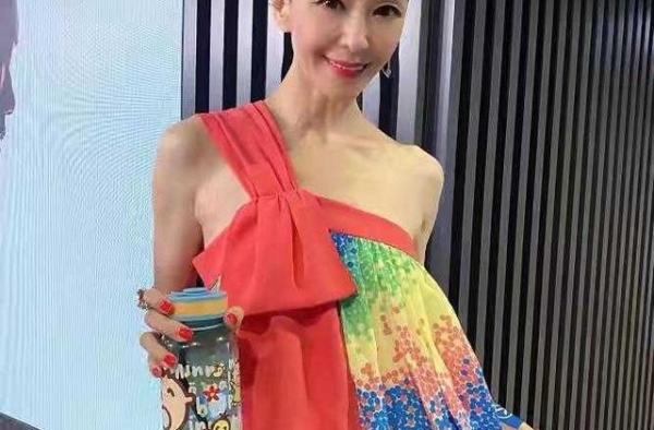51岁伍咏薇真敢穿，彩色斜肩连衣裙配大背头，一字锁骨太迷人