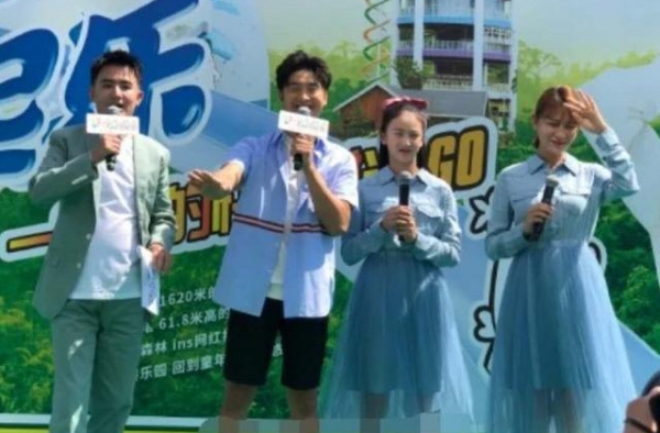 田亮带妻女烈日下商演，森碟睁不开眼睛，叶一茜用手挡头保持微笑