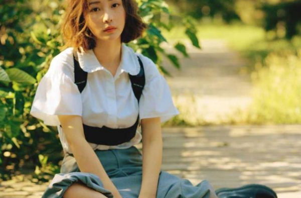 柳岩剪短发气质都升华，穿娃娃领衬衫配半身裙，39岁美成00后