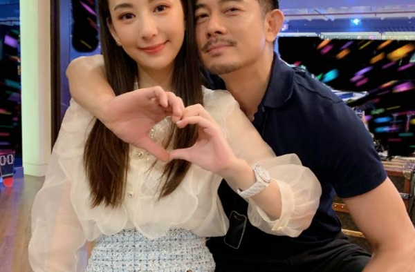 郭富城晒一家四口秀幸福，转身又和方媛贴脸放闪，风波后夫妻更甜