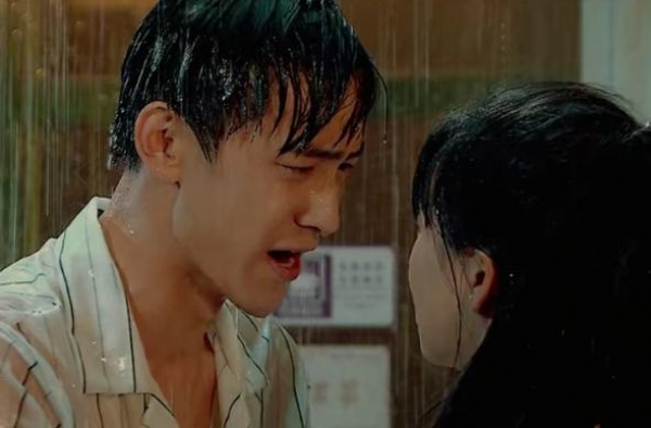 小彩旗晏紫东“拔丝吻戏”一言难尽，谁留意她手的位置？没眼看
