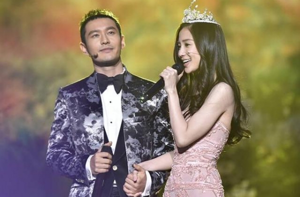 Baby带小海绵出门游玩，黄晓明则独自返乡，中秋一家人未团圆