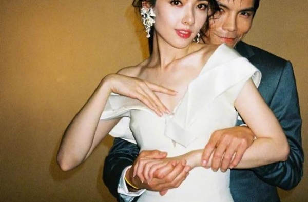 向华强女儿：异母弟弟娶郭碧婷人生得意，她与母亲相依为命很低调