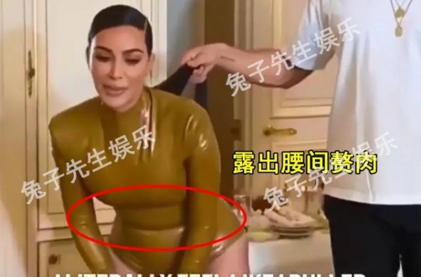 39岁卡戴珊为难自己，腿胖穿不进紧身皮裤，只能让助理跪地帮忙