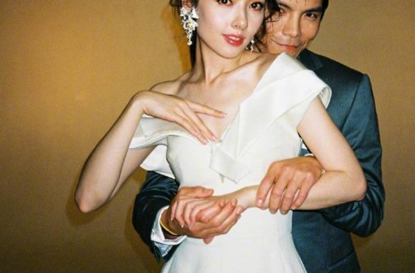向太当奶奶后消瘦不少！梳光明头变得好温柔，笑容甜美哪有阔太样