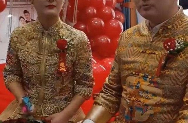 大衣哥儿子结婚，大摆26桌酒席，网友：儿媳妇漂亮就是舍得下本