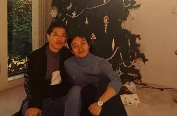 王祖贤叫他“哥哥”，成龙乖乖被他捏脸，张国荣到底有什么魅力？