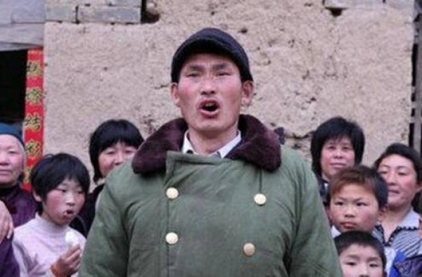 大衣哥：农民出身，11岁父亲去世，因唱歌爆红，如今幸福美满