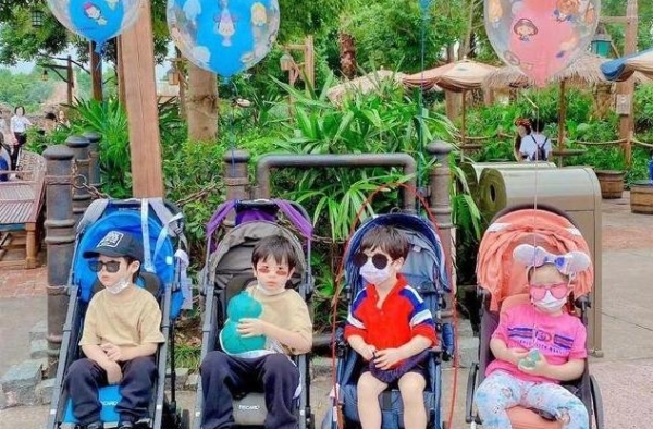 过节不团圆？杨颖带小海绵和上海顶级富婆们聚会，黄晓明回老家