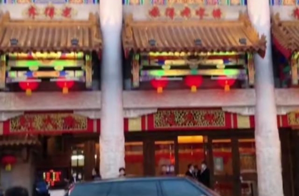 宋小宝重回刘老根大舞台！未现身就有保安清场，豪车排长龙等候