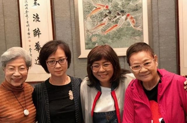 86岁老戏骨大胆秀恩爱，罗兰罕现身，戴同款眼镜打扮朴素很恩爱