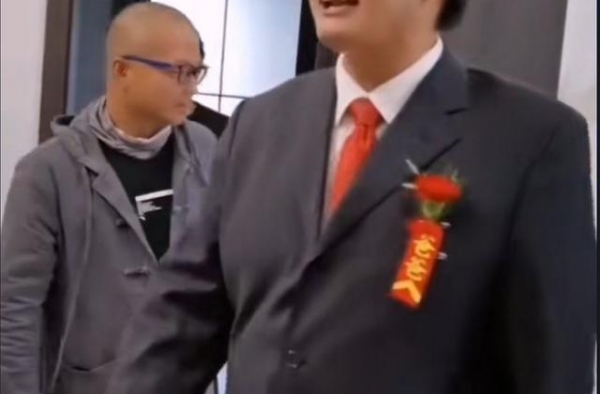 “大衣哥”儿子结婚，数十万网友围观送祝福。