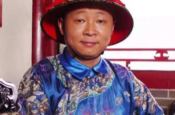 50岁三德子娶小15岁美娇妻，隐居山林养鸡，生活逍遥快活！
