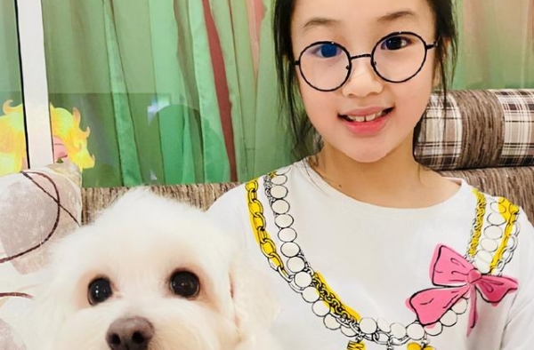 吴尊儿女都长开了，越长大越养眼，一家人颜值过高