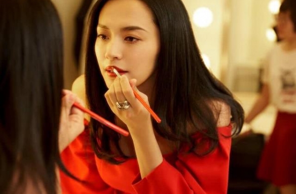 同样是40岁出演少女，为什么观众的反应却不一样？