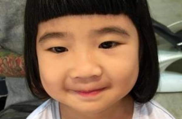 有种“逆袭”叫曹格女儿，曾被吐槽长得丑，现颜值开挂超模长腿