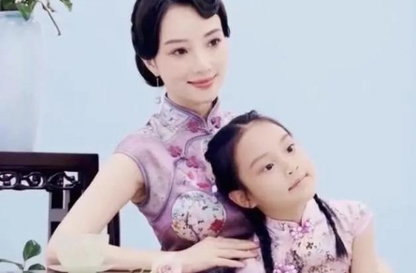 李小璐和女儿甜馨合拍古装照，母女二人真的是越来越像了。