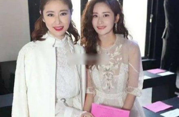 颖儿林心如同框比美，同穿蕾丝裙味道不同，能看出来相差12岁吗