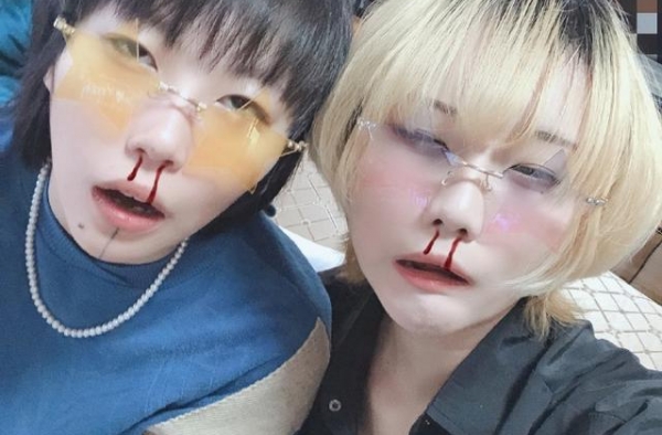 窦唯二女儿晒与姐姐合照，两人打扮前卫太像爸，曾阴郁发文引担忧