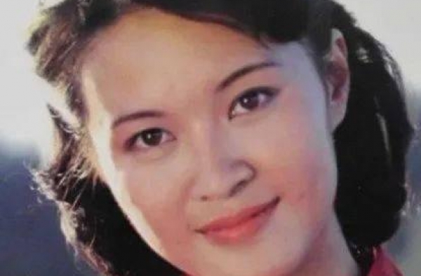 63岁方舒和64岁刘晓庆一个自然老去，一个还在享受冻龄18岁
