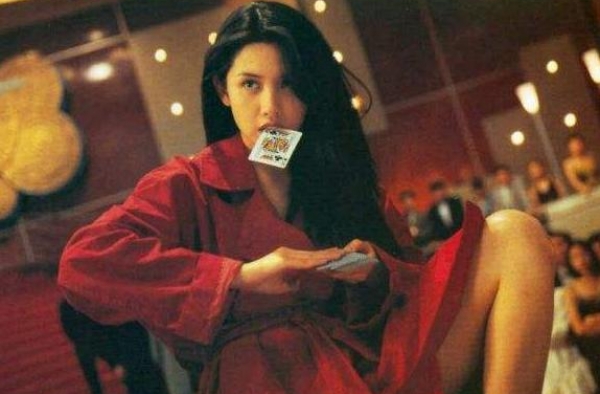邱淑贞女儿近照曝光，21岁沈月颜值高气质佳，长发披肩似妈妈