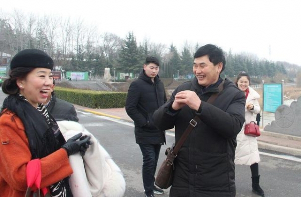 朱之文儿媳婚后第二天一身黑衣是前卫造型？错了！这恰恰是传统