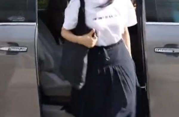 央视主持周涛近照似少女，身材纤细皮肤细腻保养佳，打扮朴素低调