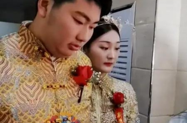 大衣哥儿媳回门被村民拍照，丈夫脸上的表情并不好看