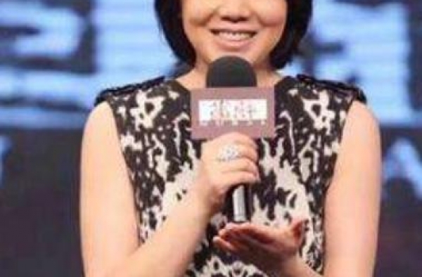 曾因长得丑遭丈夫嫌弃，离婚后独自养女，今49岁逆袭成最美视后