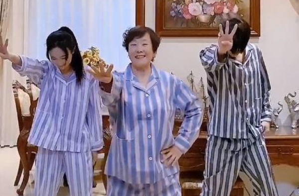 张檬带小五金恩圣见父母，穿病号服跳舞无包袱，正为生子努力