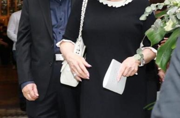 甄子丹岳父葬礼！汪诗诗姐妹同穿黑裙差别大，61岁汪妈气质出众